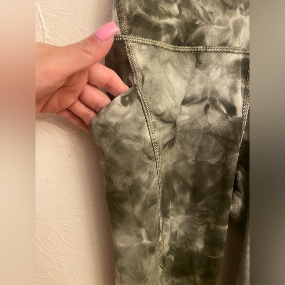 Lululemon legging - Picture 3 of 8